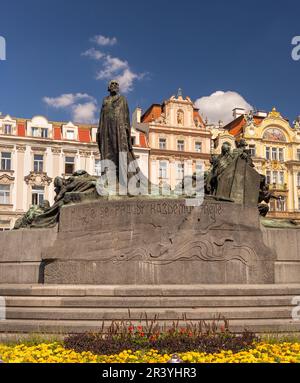 ALTSTÄDTER RING, PRAG, TSCHECHISCHE REPUBLIK - Jan Hus Gedenkstatue. Stockfoto