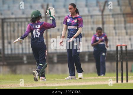 Rupali Bank Krira Parishad Ashrafi feiert zusammen mit Teamkollegen gegen den Gulshan Youth Club in der Dhaka Premier Division Women’s Cricket League 2022-23 Stockfoto