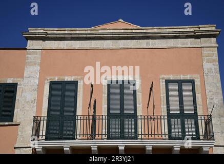 Alte neoklassizistische Hausfassade in Marzamemi Sizilien, Italien. Stockfoto