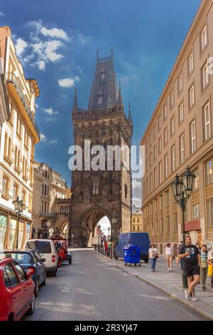 PRAG, TSCHECHISCHE REPUBLIK - Pulverturm, ein gotisches Stadttor in der Altstadt. Stockfoto