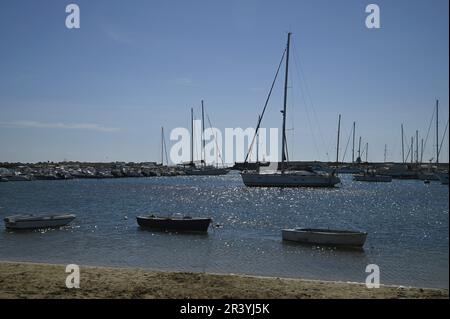 Seascape mit Angel- und Segelbooten im Hafen von Marzamemi in Sizilien, Italien. Stockfoto