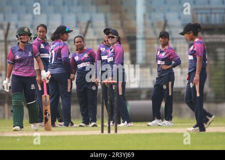 Rupali Bank Krira Parishad Ashrafi feiert zusammen mit Teamkollegen gegen den Gulshan Youth Club in der Dhaka Premier Division Women’s Cricket League 2022-23 Stockfoto