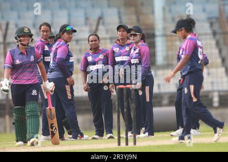 Rupali Bank Krira Parishad Ashrafi feiert zusammen mit Teamkollegen gegen den Gulshan Youth Club in der Dhaka Premier Division Women’s Cricket League 2022-23 Stockfoto