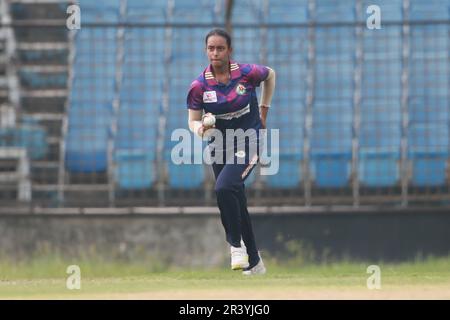 Rupali Bank Krira Parishad Ashrafi bowlt gegen den Gulshan Youth Club in der Dhaka Premier Division Women’s Cricket League 2022-23 bei khan Shaheb Osman A. Stockfoto