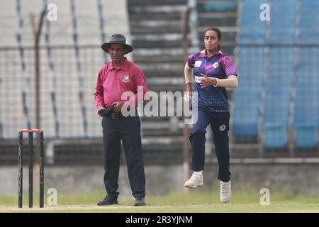 Rupali Bank Krira Parishad Ashrafi bowlt gegen den Gulshan Youth Club in der Dhaka Premier Division Women’s Cricket League 2022-23 bei khan Shaheb Osman A. Stockfoto