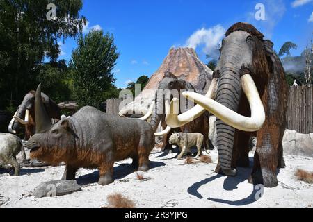 Wollmammut und Elasmotherium auf der prähistorischen Wildtierausstellung im West Midlands Safari Park, Bewdley, Worcestershire, Großbritannien Stockfoto
