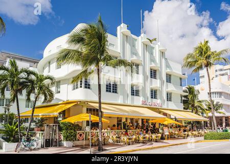 Miami, USA - 7. Dezember 2022. Seitenansicht der Carlyle Hotelfassade am Ocean Drive, Miami Beach Stockfoto