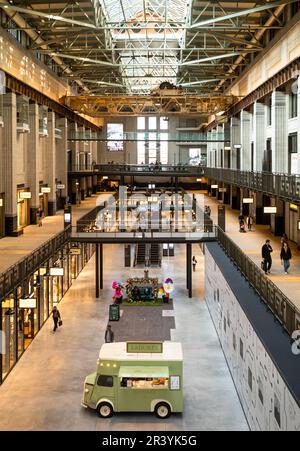 Das Innere des alten Battersea Power Station in London, Großbritannien, wurde zu einem Einkaufszentrum umgestaltet, wobei die ursprünglichen industriellen und beibehalten wurden Stockfoto