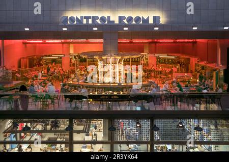 Control Room B, eine Bar und ein Restaurant im umgebauten Battersea Power Station, Londson, Großbritannien. Das Art-Deco-Kraftwerk 1933 wurde zu einem neuen Kraftwerk entwickelt Stockfoto