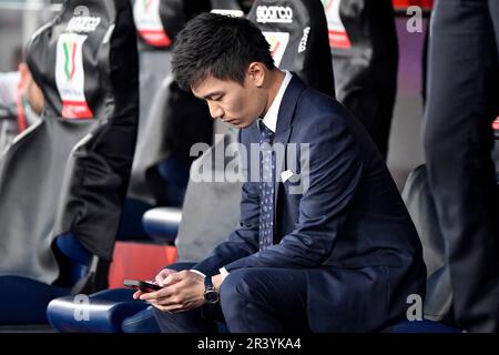 Steven Zhang, Präsident von Internazionale, sieht sich vor dem Italien-Cup-Endspiel zwischen ACF Fiorentina und dem FC Internazi sein Smartphone an Stockfoto