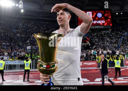 Alessandro Bastoni vom FC Internazionale feiert mit der Trophäe den Sieg am Ende des Italien-Cup-Endspiels zwischen ACF Fiorentina Stockfoto
