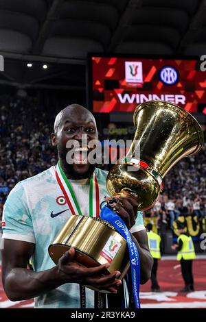 Romelu Lukaku vom FC Internazionale küsst die Trophäe, wenn er den Sieg am Ende des Italien Cup-Endes zwischen ACF Fiorent feiert Stockfoto