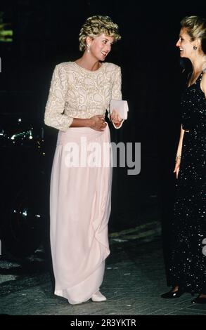 Prinzessin Diana trägt ein Catherine Walker Abendkleid. Später spendete sie dieses Kleid einer Wohltätigkeitsauktion von Christie's. London, Großbritannien Stockfoto