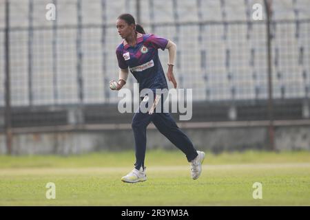 Rupali Bank Krira Parishad Ashrafi bowlt gegen den Gulshan Youth Club in der Dhaka Premier Division Women’s Cricket League 2022-23 bei khan Shaheb Osman A. Stockfoto