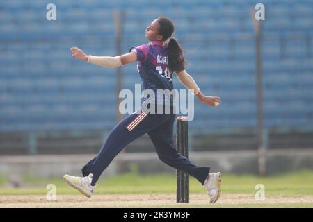 Rupali Bank Krira Parishad Ashrafi bowlt gegen den Gulshan Youth Club in der Dhaka Premier Division Women’s Cricket League 2022-23 bei khan Shaheb Osman A. Stockfoto