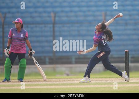 Rupali Bank Krira Parishad Ashrafi bowlt gegen den Gulshan Youth Club in der Dhaka Premier Division Women’s Cricket League 2022-23 bei khan Shaheb Osman A. Stockfoto