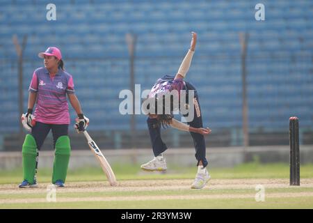 Rupali Bank Krira Parishad Ashrafi bowlt gegen den Gulshan Youth Club in der Dhaka Premier Division Women’s Cricket League 2022-23 bei khan Shaheb Osman A. Stockfoto