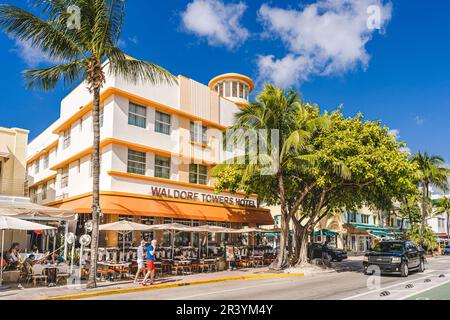 Miami, USA - 7. Dezember 2022. Blick auf die Waldorf Towers Hotels in Ocean Drive, Miami Beach Stockfoto