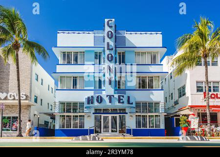 Miami, USA - 7. Dezember 2022. Blick auf die berühmte Art déco-Fassade des Colony Hotels am Ocean Drive, Miami Beach Stockfoto