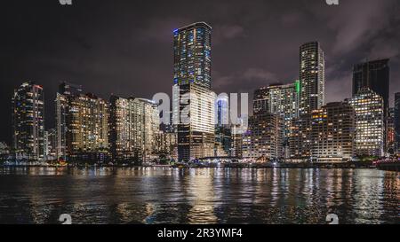 Miami Beach, USA - 5. Dezember 2022. Blick auf die Skyline von Miami bei Nacht Stockfoto