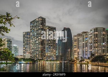 Miami Beach, USA - 5. Dezember 2022. Blick auf die Skyline von Miami bei Nacht Stockfoto
