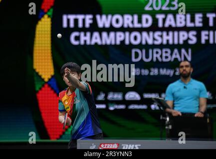 Durban, Südafrika. 25. Mai 2023. Sun Yingsha of China spielt während der Singles-Runde 16 gegen Shin Yubin aus Südkorea bei den ITTF Table Tennis World Championships Finals 2023 in Durban, Südafrika, am 25. Mai 2023. Kredit: Han Xu/Xinhua/Alamy Live News Stockfoto