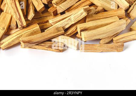 Ein Haufen Palo Santo, heilige Baumstämme isoliert auf weißem Hintergrund. Heil-Heim- und Menschen-Energiekonzept Stockfoto