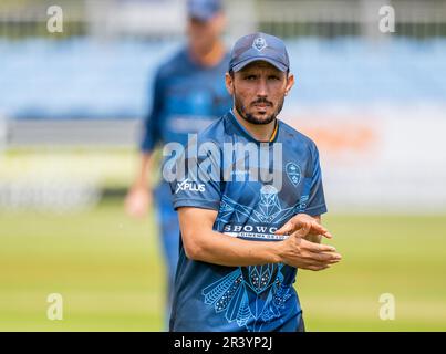 Zaman Khan bereitet sich darauf vor, für Derbyshire zu bowlen, in einem 2. XI T20 Spiel gegen Leicestershire Stockfoto