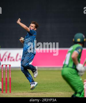 Zaman Khan Bowling für Derbyshire gegen Leicestershire in einem 2. XI T20 Spiel Stockfoto