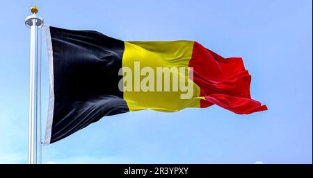 Die belgische Nationalflagge winkt an einem klaren Tag. Drei gleiche vertikale Bänder: Schwarz, gelb und rot. Rendern der 3D-Darstellung. Europäisches Land. Rippl Stockfoto