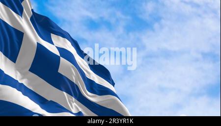 Die Nationalflagge Griechenlands winkt an klaren Tagen im Wind. Blau-weiße Streifen mit einem blauen Kanton mit weißem Kreuz. Rendern der 3D-Darstellung. Fl Stockfoto