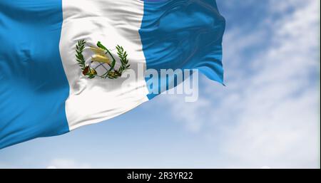 Guatemalas Nationalflagge winkt im Wind. Vertikale Dreibänder aus Himmelblau und Weiß und National Emblem zentriert auf dem weißen Band. 3D Abbildung RE Stockfoto