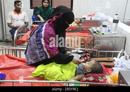 Dhaka, Bangladesch. 09may, 2023. Eine Mutter kümmert sich in einem Krankenhaus um ihr Kind, das an Durchfall leidet. Durchfallpatienten nehmen im Inter Stockfoto