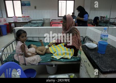 Dhaka, Bangladesch. 09may, 2023. Eine Mutter kümmert sich in einem Krankenhaus um ihr Kind, das an Durchfall leidet. Durchfallpatienten nehmen im Inter Stockfoto