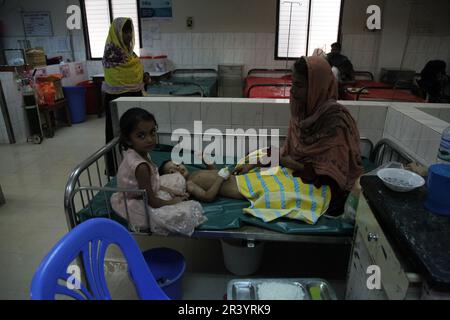 Dhaka, Bangladesch. 09may, 2023. Eine Mutter kümmert sich in einem Krankenhaus um ihr Kind, das an Durchfall leidet. Durchfallpatienten nehmen im Inter Stockfoto