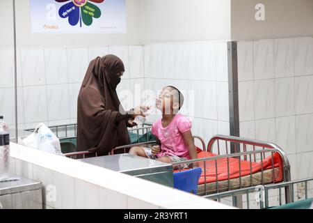 Dhaka, Bangladesch. 09may, 2023. Eine Mutter kümmert sich in einem Krankenhaus um ihr Kind, das an Durchfall leidet. Durchfallpatienten nehmen im Inter Stockfoto