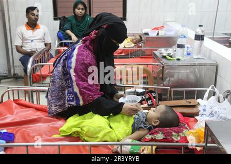 Dhaka, Bangladesch. 09may, 2023. Eine Mutter kümmert sich in einem Krankenhaus um ihr Kind, das an Durchfall leidet. Durchfallpatienten nehmen im Inter Stockfoto