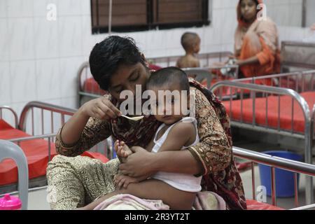 Dhaka, Bangladesch. 09may, 2023. Eine Mutter kümmert sich in einem Krankenhaus um ihr Kind, das an Durchfall leidet. Durchfallpatienten nehmen im Inter Stockfoto