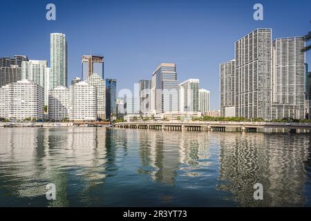 Miami, USA - 5. Dezember 2022. Blick auf die Brickell-Gebäude in Miami Stockfoto