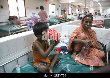 Dhaka, Bangladesch. 09may, 2023. Eine Mutter kümmert sich in einem Krankenhaus um ihr Kind, das an Durchfall leidet. Durchfallpatienten nehmen im Inter Stockfoto