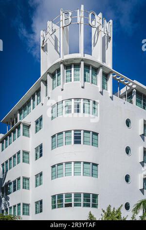 Miami, USA - 4. Dezember 2022. Blick auf ein klassisches Art déco-Hotel in South Beach Stockfoto