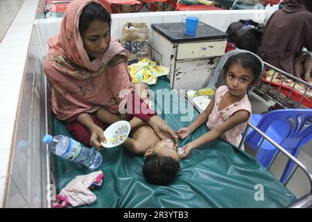 Dhaka, Bangladesch. 09may, 2023. Eine Mutter kümmert sich in einem Krankenhaus um ihr Kind, das an Durchfall leidet. Durchfallpatienten nehmen im Inter Stockfoto