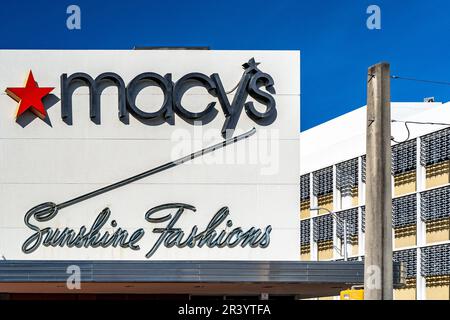 Miami, USA - 4. Dezember 2022. Blick auf den klassischen Macy's Store in South Beach Stockfoto