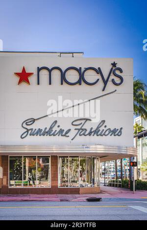 Miami, USA - 4. Dezember 2022. Blick auf den klassischen Macy's Store in South Beach Stockfoto
