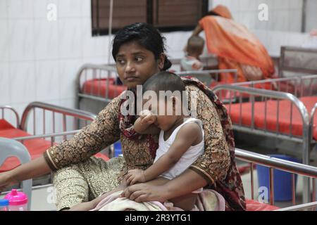 Dhaka, Bangladesch. 09may, 2023. Eine Mutter kümmert sich in einem Krankenhaus um ihr Kind, das an Durchfall leidet. Durchfallpatienten nehmen im Inter Stockfoto