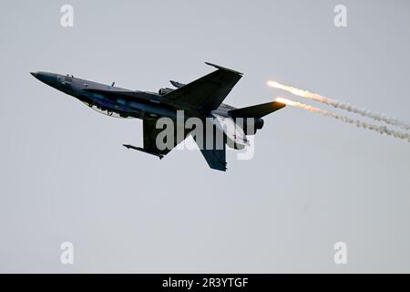 Langkawi, Malaysia. 25. Mai 2023. Ein F/A-18D-Kämpfer der Royal Malaysian Air Force tritt während der Flugschau auf der Langkawi International Maritime and Aerospace Exhibition 16. (LIMA 2023) in Langkawi, Malaysia, am 25. Mai 2023 auf. Kredit: Zhu Wei/Xinhua/Alamy Live News Stockfoto