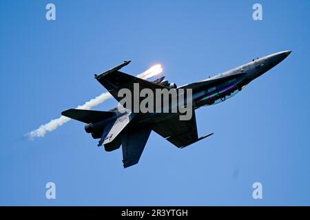 Langkawi, Malaysia. 25. Mai 2023. Ein F/A-18D-Kämpfer der Royal Malaysian Air Force tritt während der Flugschau auf der Langkawi International Maritime and Aerospace Exhibition 16. (LIMA 2023) in Langkawi, Malaysia, am 25. Mai 2023 auf. Kredit: Zhu Wei/Xinhua/Alamy Live News Stockfoto