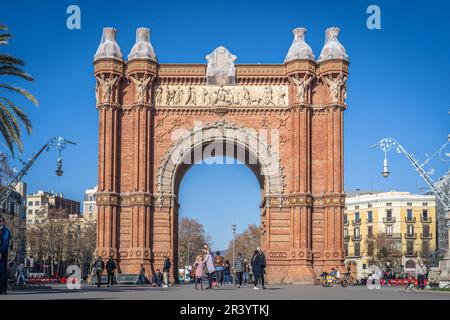 Barcelona, Spanien - 27. Januar 2022. Das Monument Arco del Triunfo mit der Sonne an einem Wintermorgen im Herzen der Innenstadt von Barcelona Stockfoto