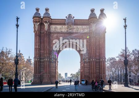 Barcelona, Spanien - 27. Januar 2022. Das Monument Arco del Triunfo mit der Sonne an einem Wintermorgen im Herzen der Innenstadt von Barcelona Stockfoto