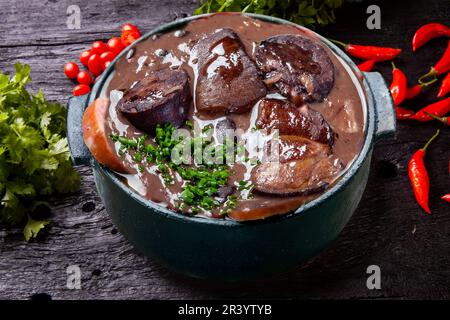 Traditionelles brasilianisches Essen, Feijoada genannt. Schwarze Bohnen mit Schweinefleisch Stockfoto